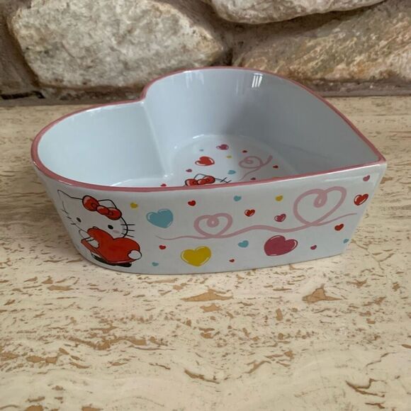 NWOT Hello Kitty heart shaped Baking dish - Picture 4 of 11